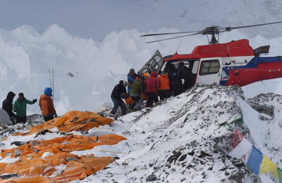  Sull&#39;Everest, dopo quella di ieri, una nuova valanga ha colpito il campo base, numerosi elicotteri in zona per evacuare gli alpinisti